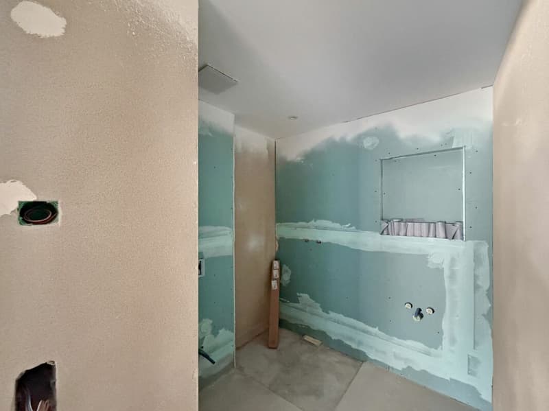 Badezimmer mit bodenebener Dusche, WC und Lavabo. Individuelle Oberflächen können jetzt ausgewählt werden.