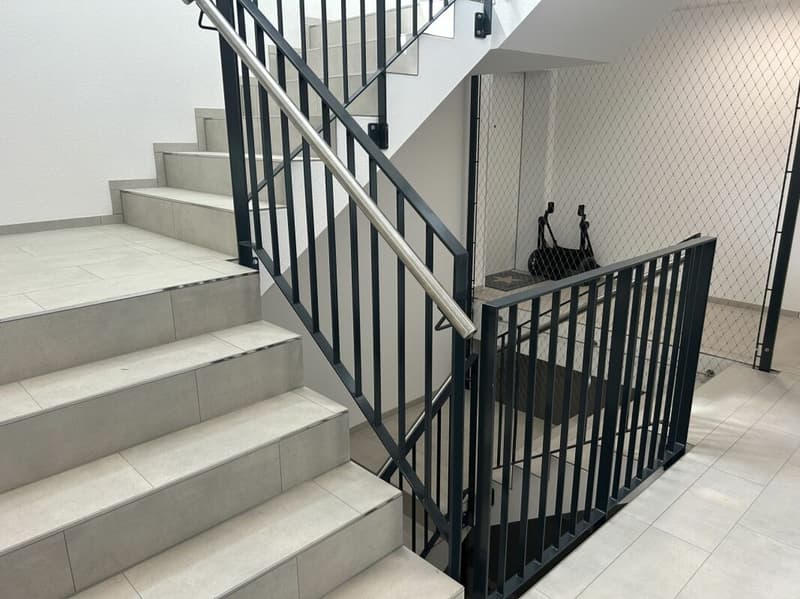 helles Treppenhaus mit Lift zum 3. OG