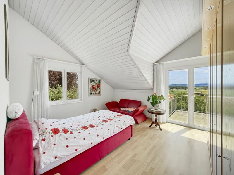 Zimmer im Obergeschoss mit Balkon und Fernsicht