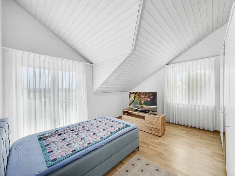Zimmer im Obergeschoss mit Balkon und Fernsicht