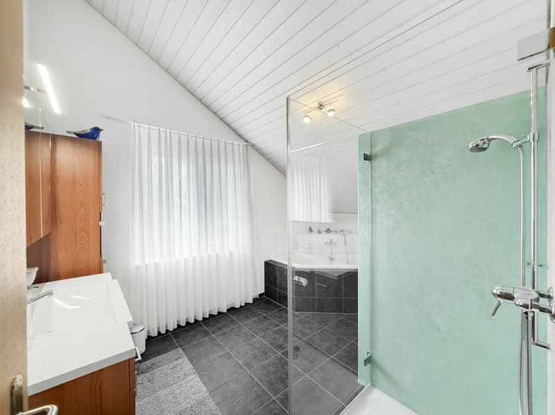 grosszügiges Badezimmer mit Badewanne, Dusche, WC und Lavabo