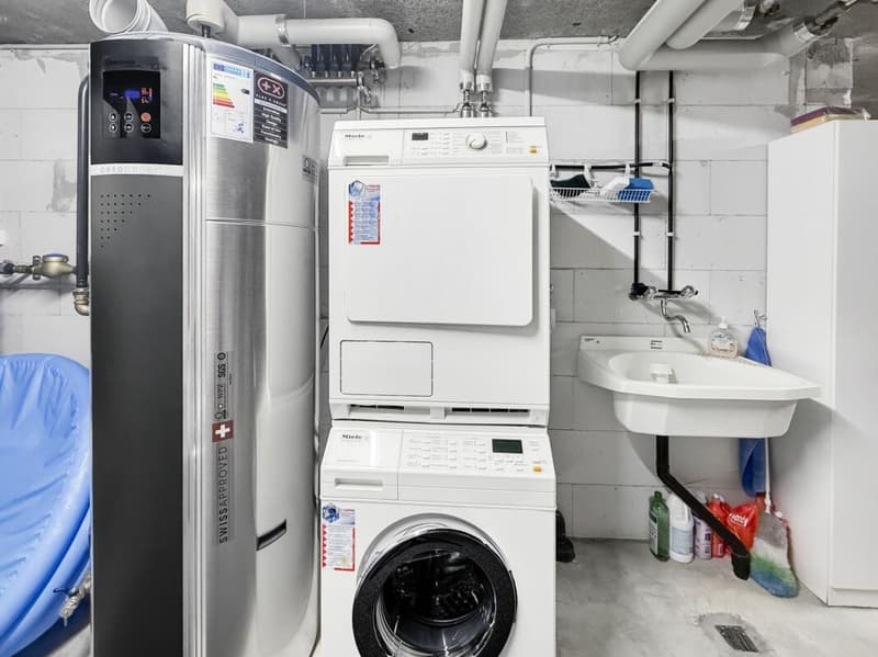 Wärmepumpenboiler und Miele Waschturm mit Trockner und Waschmaschine sowie Lavabo