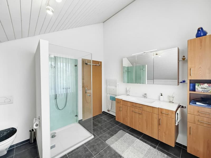 Das geräumige Badezimmer lässt keine Wünsche offen
