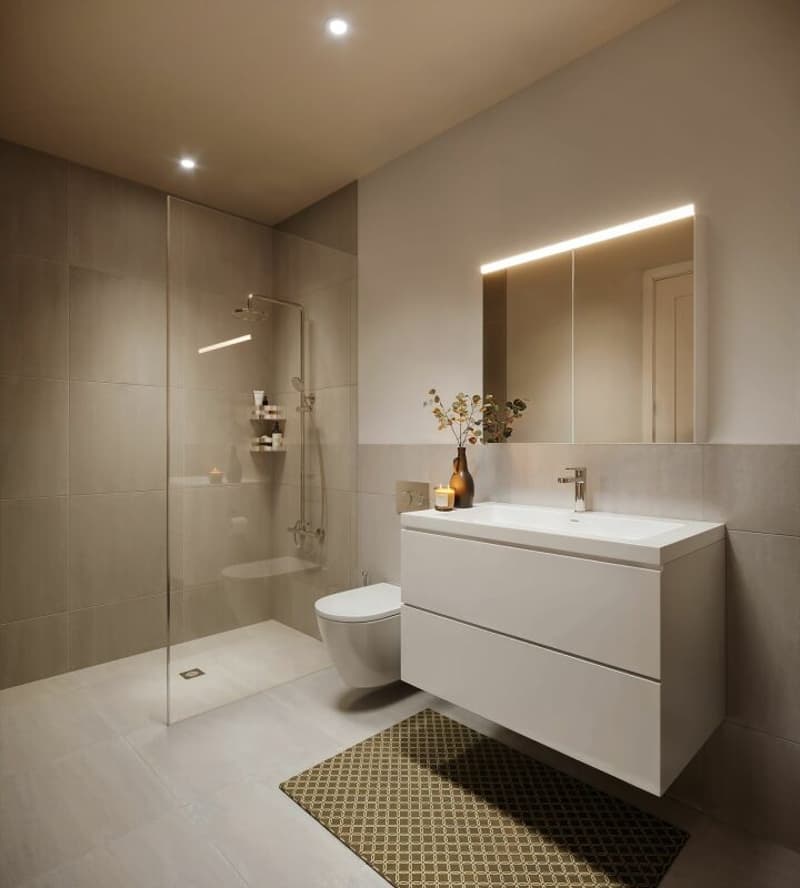 Hochwertiger Neubau mit attraktiven Räumen (Mustervisualisierung: Badezimmer einer Wohnung mit bodenebener Dusche, WC, Lavabo)