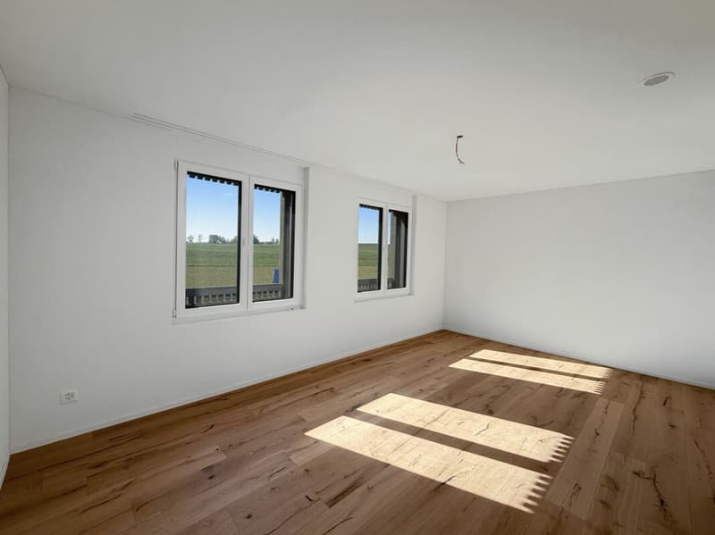 Eichenparkett und Fernsicht im grosszügen Zimmer im Obergeschoss