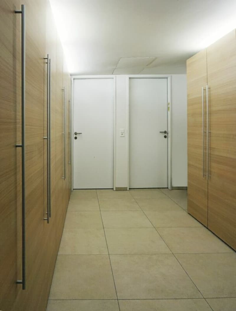 Vorplatz mit Einbauschränken, UG