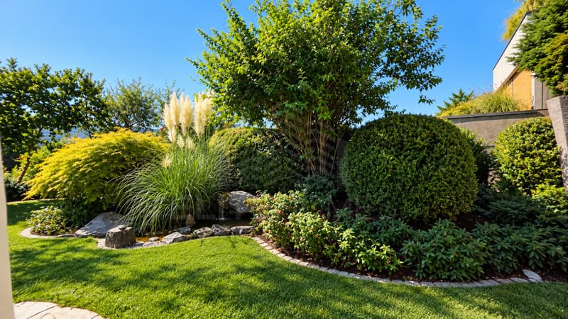 Gepflegter Garten mit Wasserfeature
