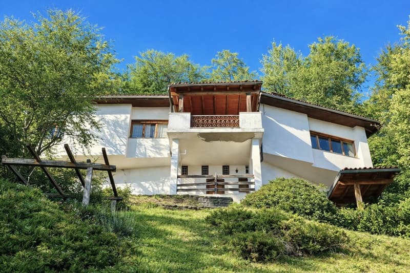 Casa unifamiliare in zona tranquilla e con vista, da ristrutturare (3)