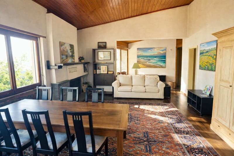 Casa unifamiliare in zona tranquilla e con vista, da ristrutturare (6)