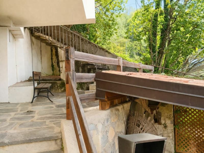 Casa unifamiliare in zona tranquilla e con vista, da ristrutturare (12)