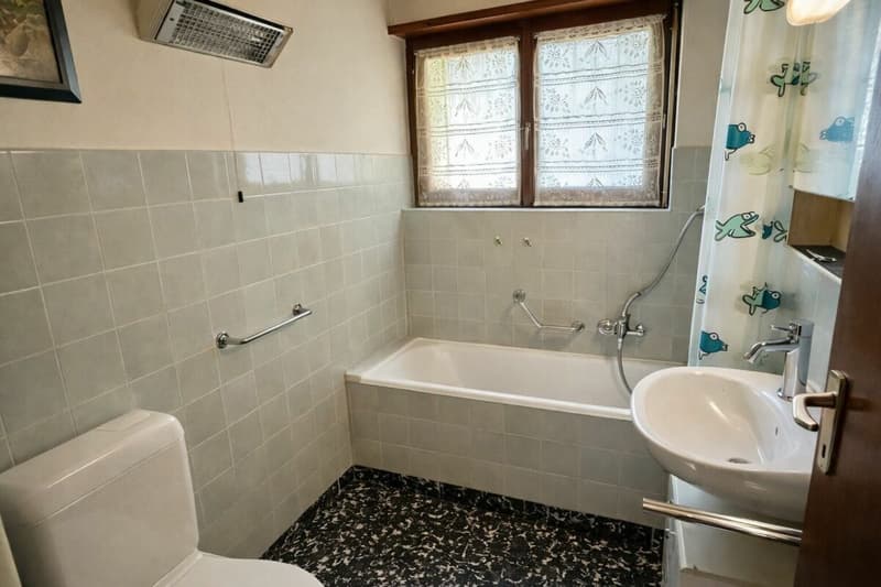 Casa unifamiliare in zona tranquilla e con vista, da ristrutturare (15)