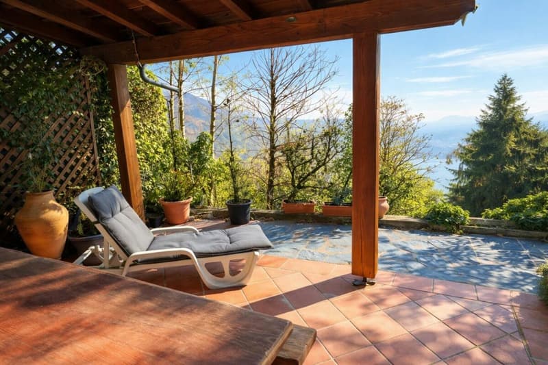 Casa unifamiliare in zona tranquilla e con vista, da ristrutturare (11)