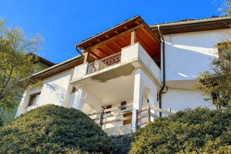 Casa unifamiliare in zona tranquilla e con vista, da ristrutturare (4)