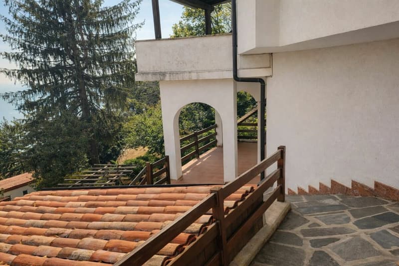 Casa unifamiliare in zona tranquilla e con vista, da ristrutturare (13)