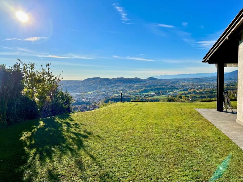 Elegante villa con ampio giardino e due appartamenti annessi (19)