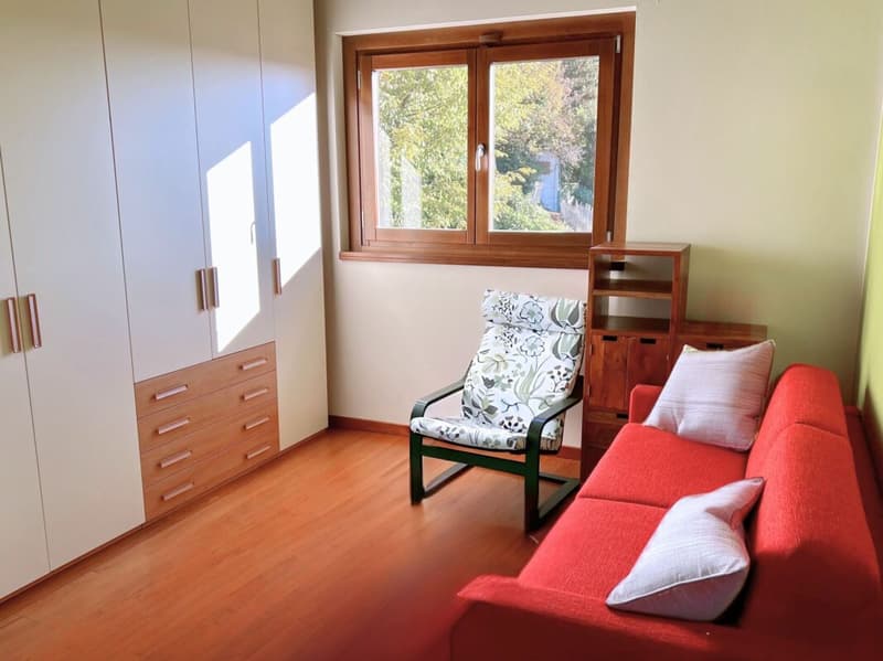 Elegante villa con ampio giardino e due appartamenti annessi (8)