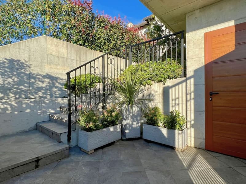 Elegante villa con ampio giardino e due appartamenti annessi (3)