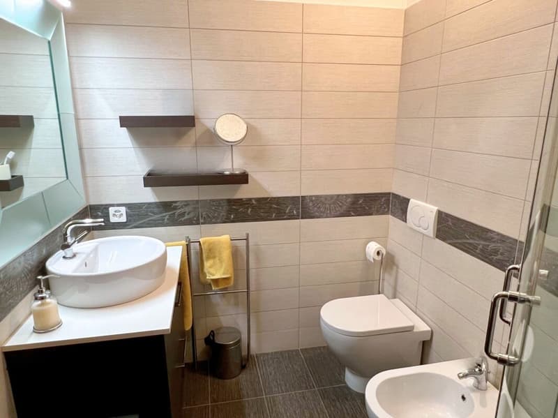 Elegante villa con ampio giardino e due appartamenti annessi (15)