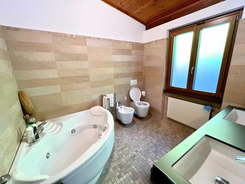 Elegante villa con ampio giardino e due appartamenti annessi (14)