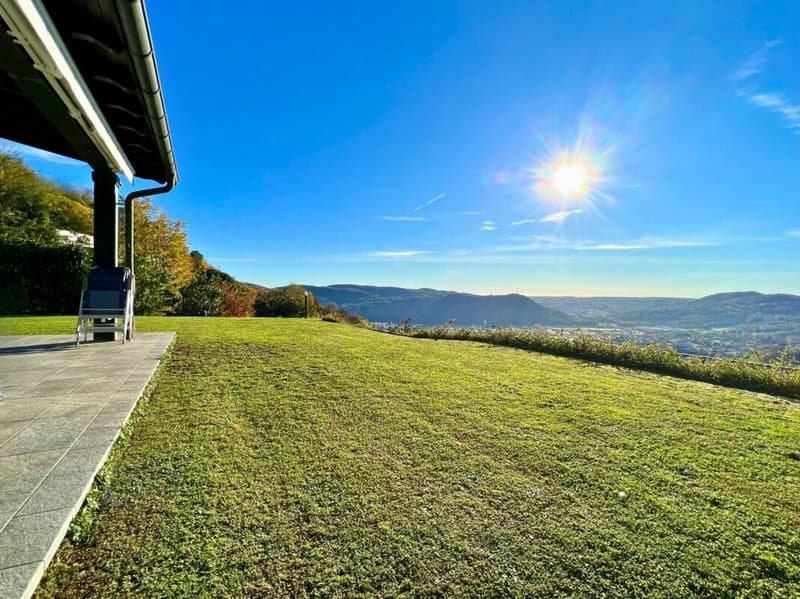 Elegante villa con ampio giardino e due appartamenti annessi (17)