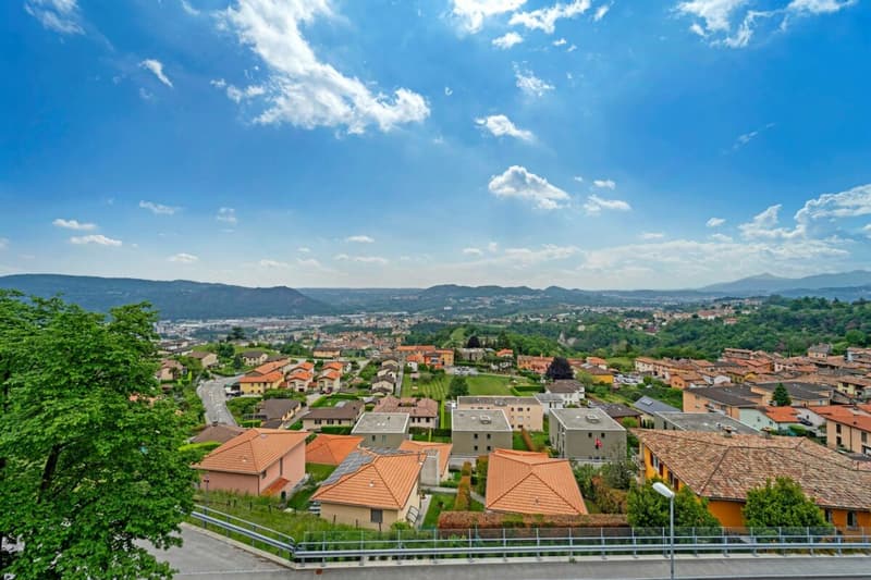 Ampia proprietà misto residenziale-commerciale con vista (14)