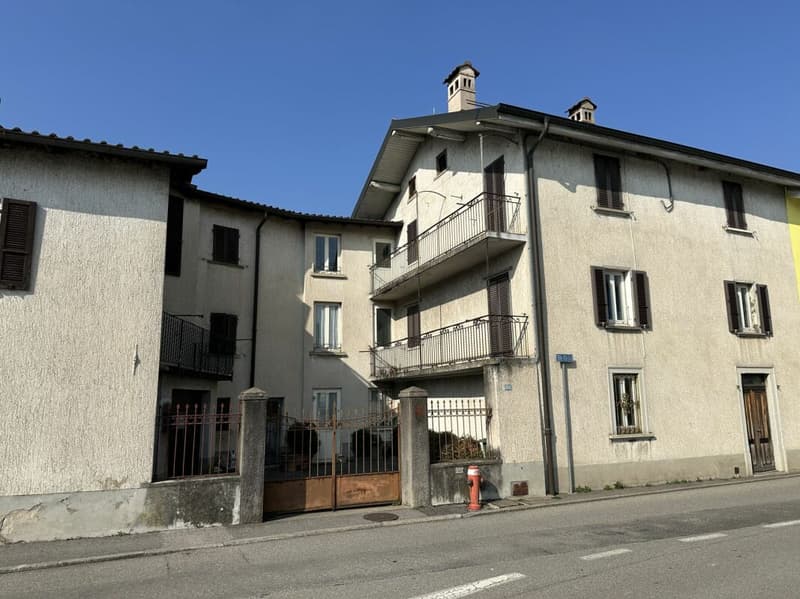 Interessante complesso abitativo da ristrutturare con corte privata e piccolo giardino (2)