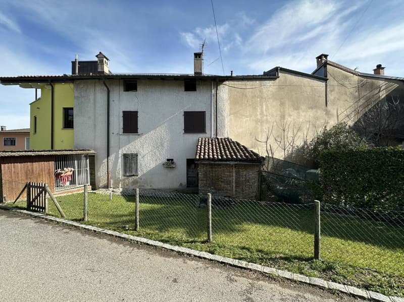Interessante complesso abitativo da ristrutturare con corte privata e piccolo giardino (5)