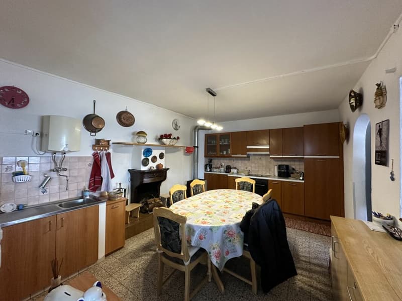Interessante complesso abitativo da ristrutturare con corte privata e piccolo giardino (13)