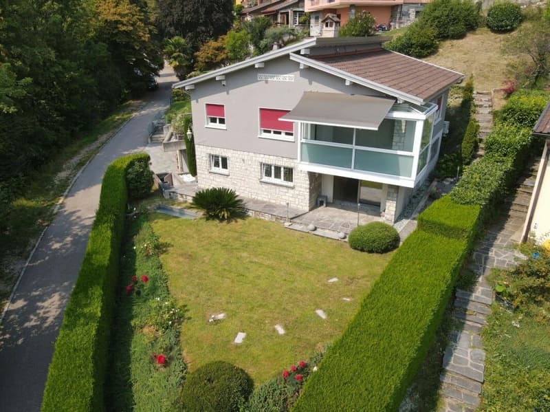 Casa unifamiliare ristrutturata con giardino e vista panoramica (1)