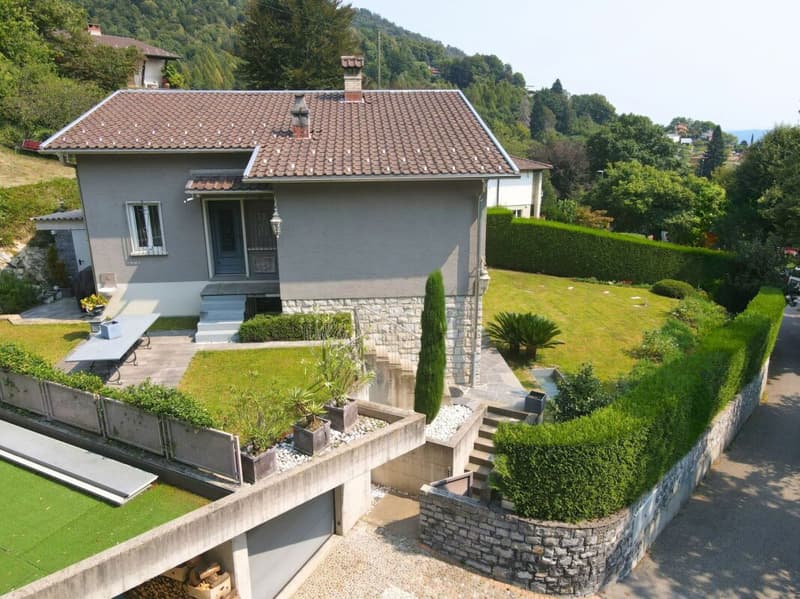 Casa unifamiliare ristrutturata con giardino e vista panoramica (2)
