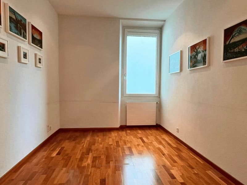 Vendesi elegante appartamento in centro Chiasso adibito a uffici (8)