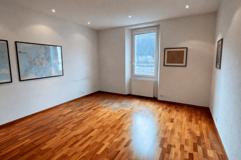 Vendesi elegante appartamento in centro Chiasso adibito a uffici (6)