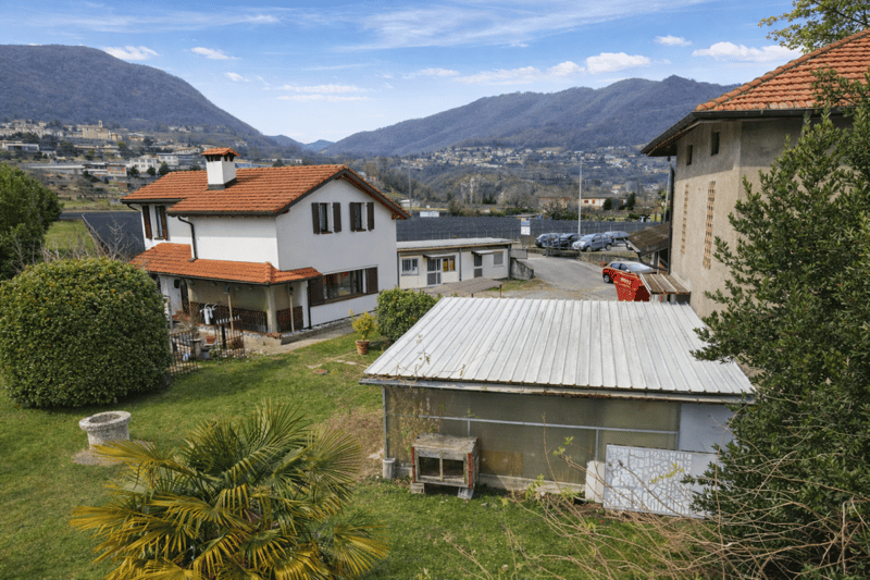 Casa unifamiliare con rustico, ampio giardino e piazzale privato (4)