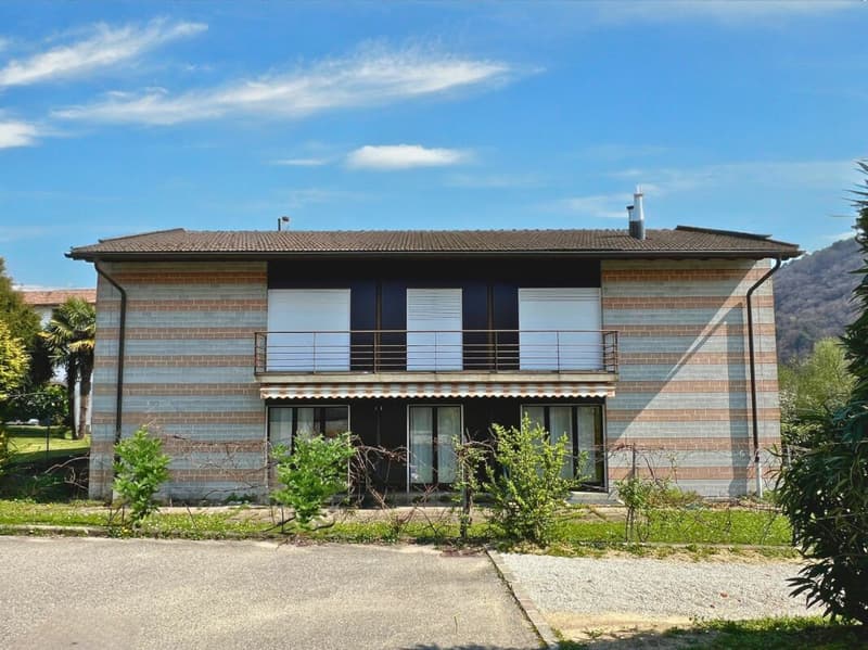 Grande villa uni-bifamiliare su tre livelli con giardino (2)