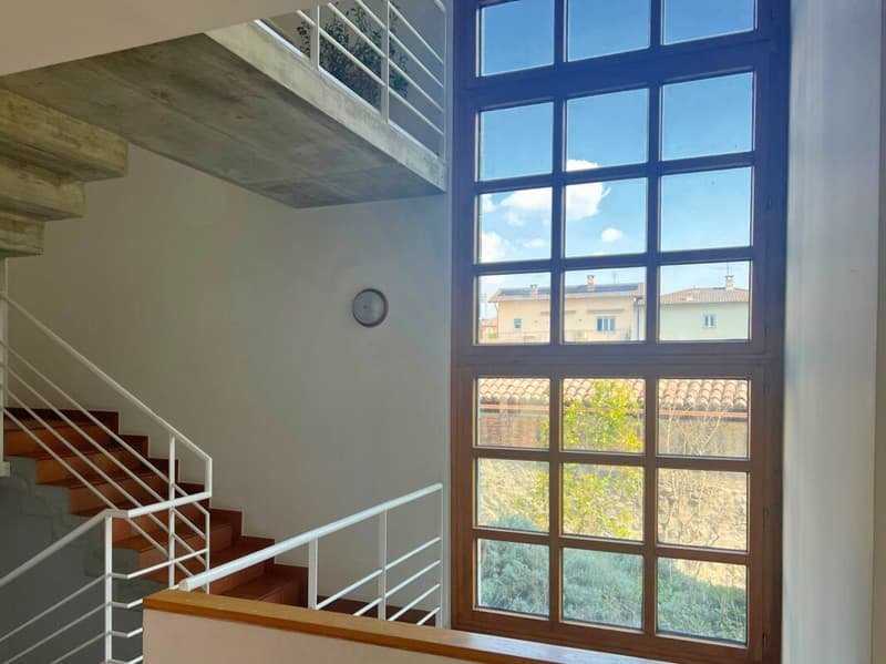 Grande villa uni-bifamiliare su tre livelli con giardino (8)