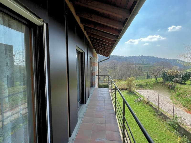 Grande villa uni-bifamiliare su tre livelli con giardino (17)