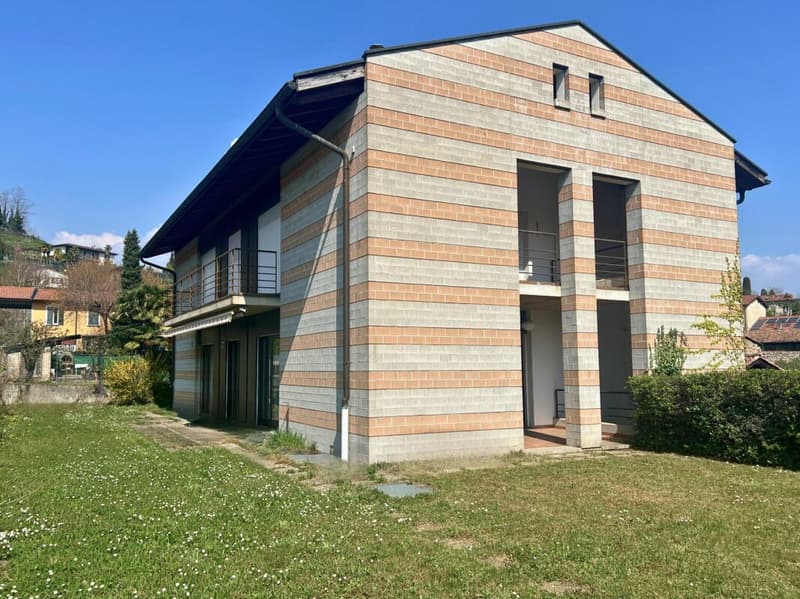 Grande villa uni-bifamiliare su tre livelli con giardino (16)