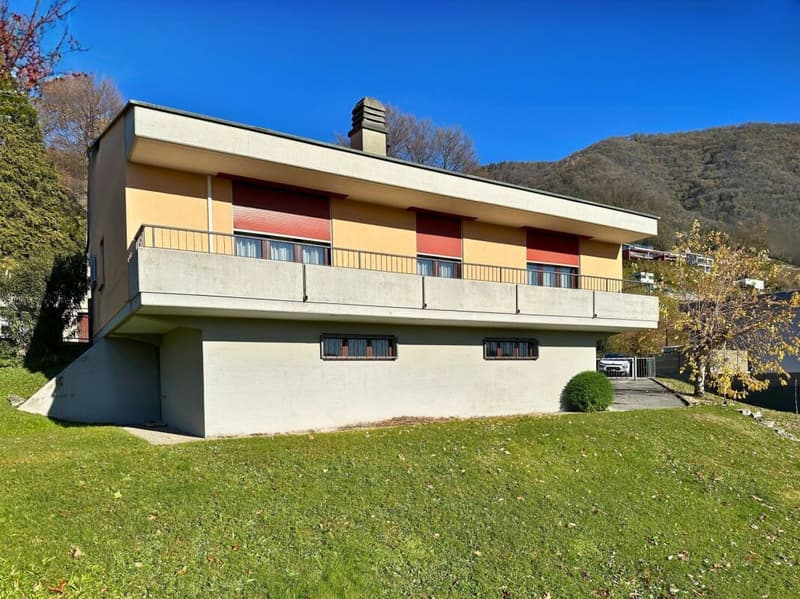 Casa unifamiliare con giardino e vista aperta (3)