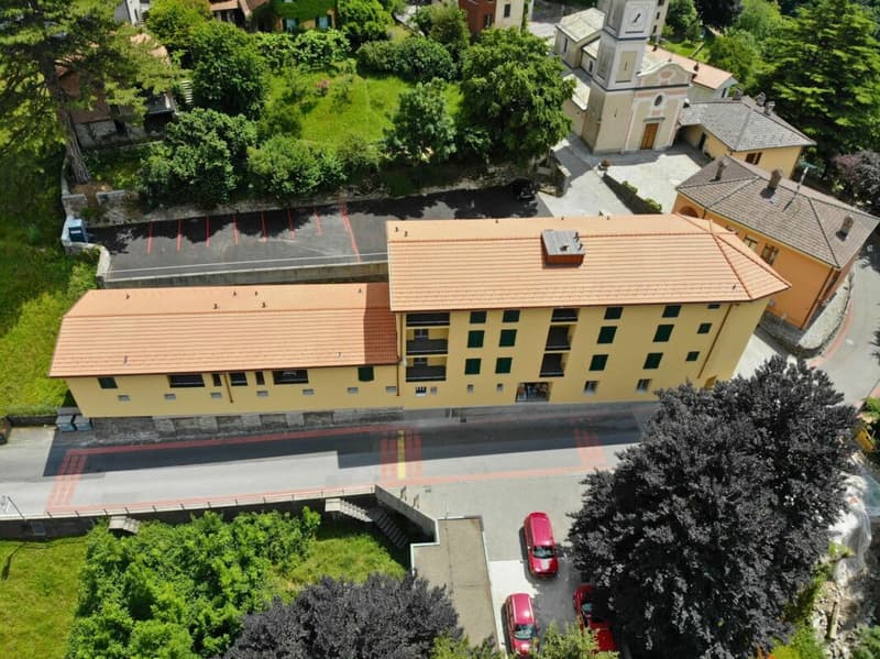 Attico moderno di 3.5 locali con balcone, vista e due posti auto (2)
