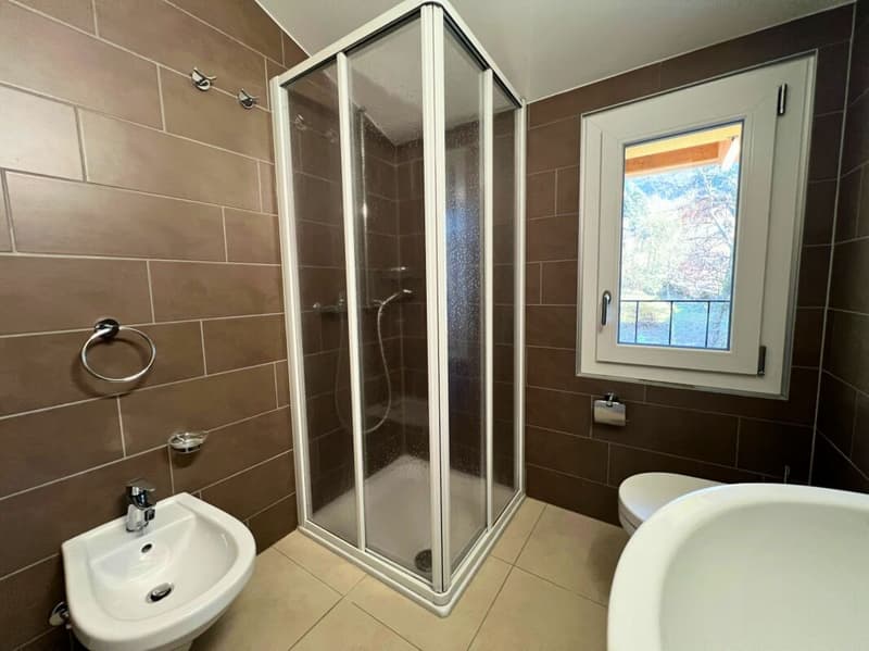 Attico moderno di 3.5 locali con balcone, vista e due posti auto (8)
