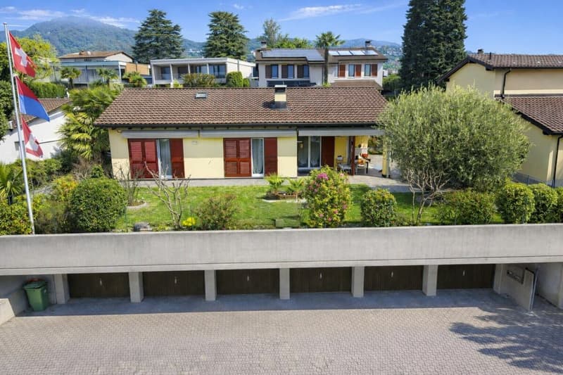 Meravigliosa casa unifamiliare con giardino, vista e posizione soleggiata (2)