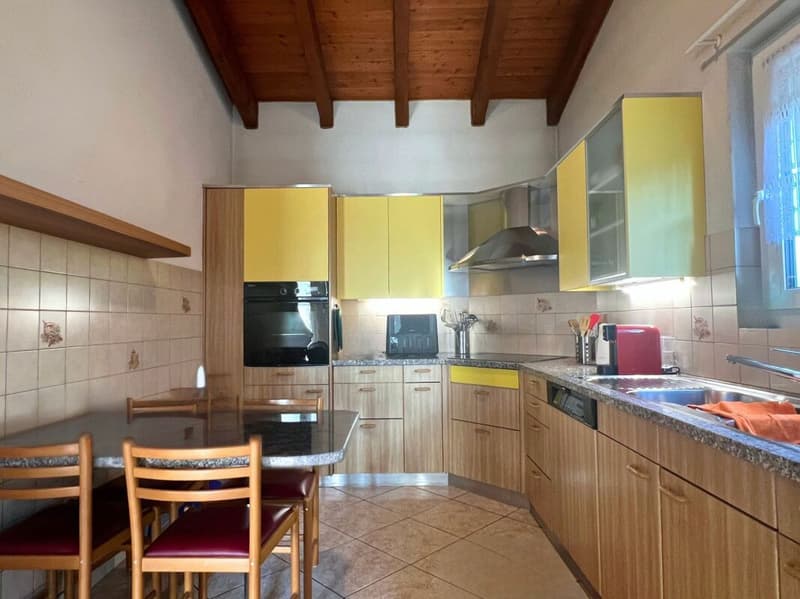 Meravigliosa casa unifamiliare con giardino, vista e posizione soleggiata (9)