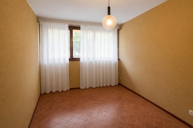 Meravigliosa villa con ampio giardino in Villa Foresta (11)