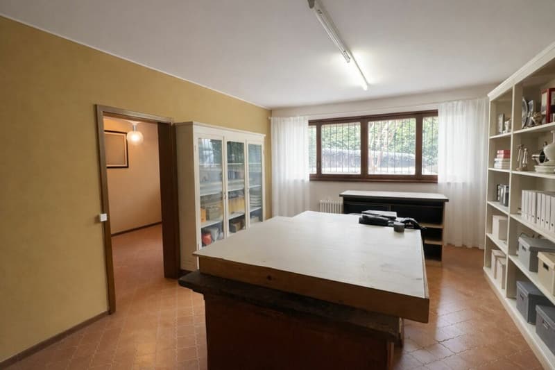 Meravigliosa villa con ampio giardino in Villa Foresta (12)