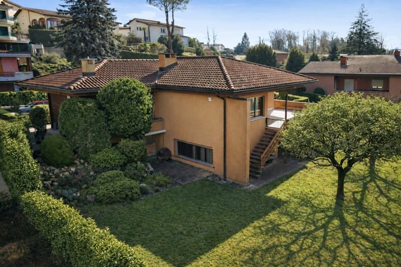 Meravigliosa villa con ampio giardino in Villa Foresta (18)