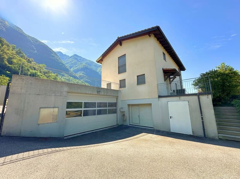 Interessante casa unifamiliare nel verde, con grande locale hobby/garage e parziale vista lago (16)