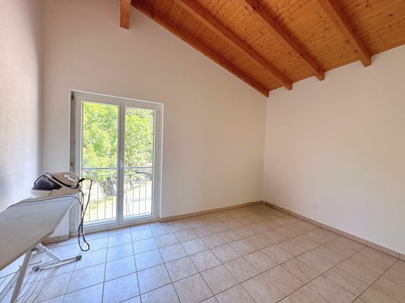 Interessante casa unifamiliare nel verde, con grande locale hobby/garage e parziale vista lago (13)