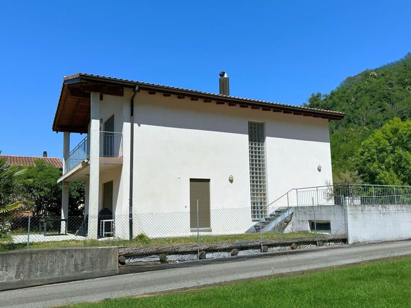 Interessante casa unifamiliare nel verde, con grande locale hobby/garage e parziale vista lago (19)