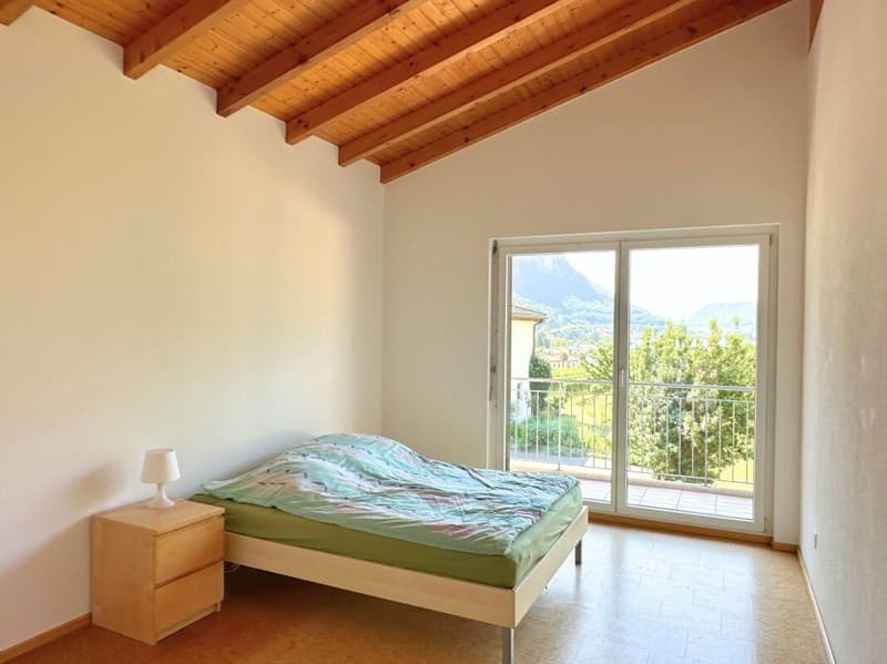 Interessante casa unifamiliare nel verde, con grande locale hobby/garage e parziale vista lago (11)