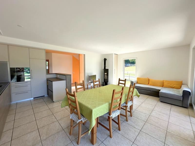 Interessante casa unifamiliare nel verde, con grande locale hobby/garage e parziale vista lago (9)